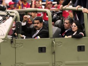  الرئيس الفنزويلي الموقت نيكولاس مادورو يلوح بقضبته خلال تشييع هوغو تشافيز/أ.ف.ب