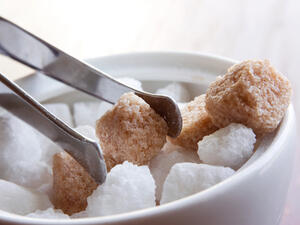 يفضل استخدام السكر البني لمن يتبع حمية غذائية لاحتوائه على سعرات حرارية أقل