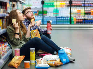 من أعراض الإدمان هو النهم في تناول الوجبات السريعة ثم الشعور بالذنب 