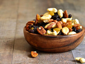 قدمي الفواكه الموسمية الطازجة بدلًا من المعمول