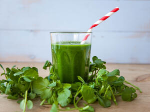 يعتبر الجرجير أحد المواد المفيدة بشكلٍ مباشرٍ للشعر والبشرة