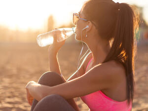 إحرصوا على شرب ما بين 8 – 10 أكواب من الماء يوميًا