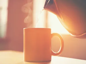 شرب الماء الساخن مفيد بشكل خاص لعملية الهضم