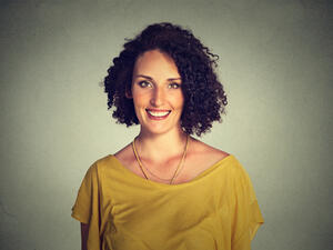 تابعي إطلالات الممثلات وعارضات الأزياء للتعرف على موضة تسريحات الموسم