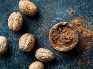 جوزة الطيب هى النواة الجافة لشجرة دائمة الخضرة