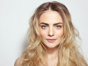 تبحث السيدات عن طريقة طبيعية لتكثيف حاجبيها