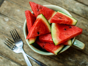 يحتوي البطيخ على نسبة عالية من الماء ومعدن البوتاسيوم والحمض الاميني الستيرولين