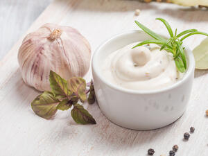 اللبن غني البكتريا المفيدة التي تساعد على الحفاظ على الجهاز المناعي 