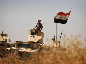 Iraqi soldiers hold a position on the frontline on the outskirts of the Kurdish-controlled area of Makhmur, some 60 kilometres (35 miles) south of Mosul, on July 17, 2016 (AFP/Safin Hamed)