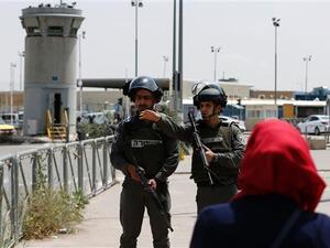 Israeli soldiers stand guard at the Qalandiya checkpoint, between al-Quds (Jerusalem) and the West Bank city of Ramallah, after two Palestinians were shot dead on April 27, 2016. (AFP/File) 