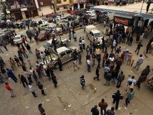 Libyan army soliders and citizens gather outside the Al-Jalal hospital in Benghazi as victims of clashes between Libyan Special Forces and Ansar al-Sharia militiamen are rushed in to be treated on November 25, 2013 (AFP/Abdullah Doma)