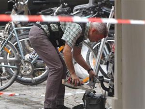 Police work at a site where a Syrian refugee set off an explosive device in Ansbach, southern Germany, on July 25, 2016, killing himself and wounding a dozen others. (AFP photo)