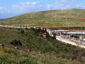 Trucks wait at the Cilvegozu border crossing between Turkey and Syria near Hatay on February 13, 2013 (AFP/File)
