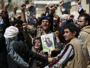 Supporters of the Houthi movement attend the funeral of senior Houthi leader Lutf al-Quhom (AFP/file)