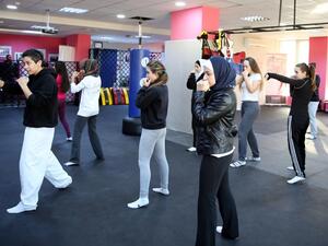 Jordanian Lina Khalifeh (L) teaches a self-defense class on February 15, 2016 in the Jordanian capital Amman. (AFP/File)