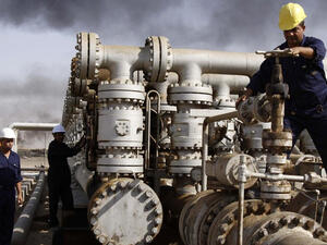 Oil workers in Iraq. (AFP/File) 