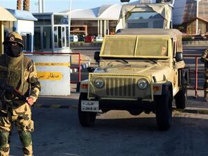 Egyptian army special forces man a temporary checkpoint outside Sharm el-Sheikh airport on November 11, 2015. (AFP/File)