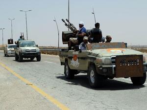 Forces loyal to Libya's UN-backed unity government patrol the entrance of Sirte as they advance to recapture the city from the Daesh group on June 10, 2016 (AFP/Mahmud Turkia)