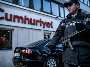 A security agent outside the headquarters of opposition newspaper, Cumhuriyet, in Istanbul in October. (AFP Photo/Ozan Kose)
