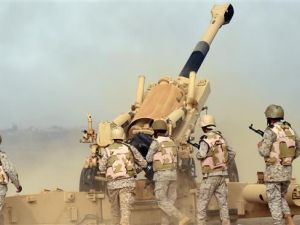Saudi soldiers from an artillery unit fire shells towards Yemen from a post close to the Saudi-Yemeni border, in southwestern Saudi Arabia, on April 13, 2015. (AFP/File)