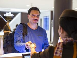 اندرو فيشر، نائب الرئيس لشؤون تخطيط الاسطول في الاتحاد للطيران، ينطلق من مطار أبوظبي الدولي إلى شنغهاي، استعدادا لمحاولة تحطيم الرقم القياسي العالمي