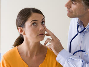 من أعراض "الأنيميا" اليرقان وتغير لون البول إلى البني أو الأحمر
