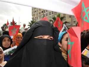 امرأة منقبة في مظاهرات في الدار البيضاء ضد التحقيق في اشتباكات عنيفة بين قوات الأمن وسكان الصحراء الغربية عن طريق الأمم المتحدة.