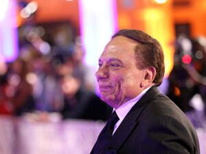 الممثل المصري عادل إمام الملقب بالزعيم.