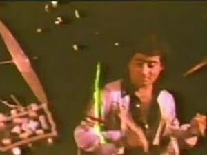 صورة قديمة تظهر أحمد عز وهو يعزف على الطبل!! صورة قديمة تظهر أحمد عز وهو يعزف على الطبل!!