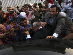 حراس المرشح أحمد شفيق يحاولون حمايته من الناخبون حراس المرشح أحمد شفيق يحاولون حمايته من الناخبون