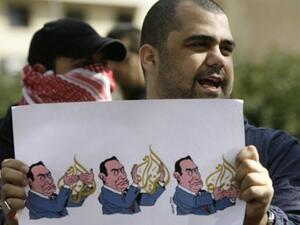 رسم كاريكاتيري يمثل الرئيس مبارك وهو يضيق الخناق على قناة الجزيرة.