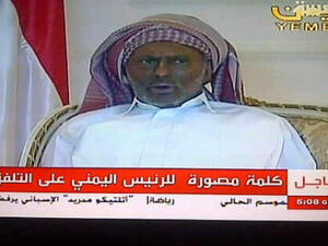 علي عبدالله صالح في ظهوره الأول بعد الهجوم عليه. علي عبدالله صالح في ظهوره الأول بعد الهجوم عليه.