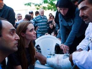 أنجلينا جولي تزور معسكرات اللاجئين السوريين في تركيا. أنجلينا جولي تزور معسكرات اللاجئين السوريين في تركيا.