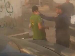 رجل شرطة بحريني يصفع مواطن أمام ابنه رجل شرطة بحريني يصفع مواطن أمام ابنه