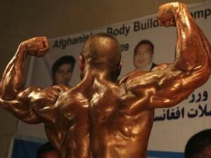 الشاب المجسّم: عضلات في عضلات!.