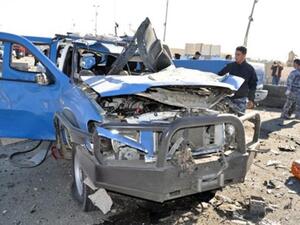 سيارة محطمة في العراق بفعل تفجير انتحاري.