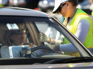 لا تسمح القوانين السعودية للمرأة بقيادة السيارة!