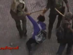 مقطع مأخوذ من فيديو نشرته المصري اليوم يظهر الجيش المصري وهو يقوم بسحل فتاة من المتظاهرين. مقطع مأخوذ من فيديو نشرته المصري اليوم يظهر الجيش المصري وهو يقوم بسحل فتاة من المتظاهرين.