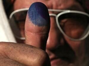 اصبع مغمس بالحبر كدليل على مشاركة صاحبها في التصويت في انتخابات مجلس الشعب المصري اليوم. اصبع مغمس بالحبر كدليل على مشاركة صاحبها في التصويت في انتخابات مجلس الشعب المصري اليوم.