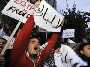 هتافات المتظاهرين: ارحل يا مبارك.