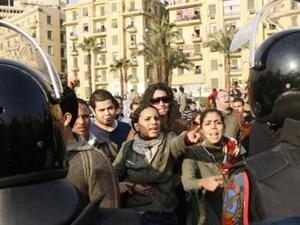 طالب المتظاهرون المصريون بتنحي الرئيس حسني مبارك.