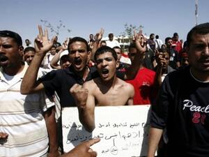 متظاهرون مصريون يطالبون برحيل مبارك من شرم الشيخ. متظاهرون مصريون يطالبون برحيل مبارك من شرم الشيخ.