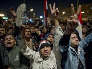 متظاهرون في ميدان التحرير يعبرون عن رفضهم لخطاب مبارك الأخير. متظاهرون في ميدان التحرير يعبرون عن رفضهم لخطاب مبارك الأخير.