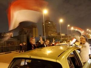 فرحة صبايا مصرية بتنحي مبارك. فرحة صبايا مصرية بتنحي مبارك.