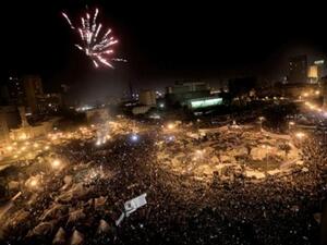 ألعاب نارية في ميدان التحرير بعد تنحي مبارك. ألعاب نارية في ميدان التحرير بعد تنحي مبارك.