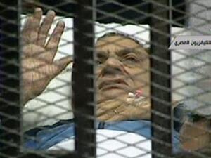 مبارك كما ظهر في جلسة محاكمته الثانية. مبارك كما ظهر في جلسة محاكمته الثانية.