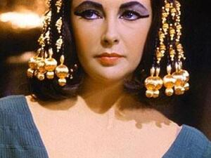 إليزابيث تايلور في دورها الشهير كليوباترا. إليزابيث تايلور في دورها الشهير كليوباترا.