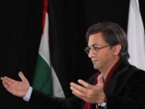 فراس إبراهيم في دور محمود درويش في مسلسل في حضرة الغياب. فراس إبراهيم في دور محمود درويش في مسلسل في حضرة الغياب.