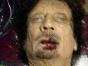 صورة للقذافي مقتولا تداولتها الشبكات الاجتماعية. صورة للقذافي مقتولا تداولتها الشبكات الاجتماعية.