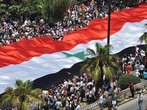 العلم السوري الضخم الذي رفعه شباب سوريون في المزة. العلم السوري الضخم الذي رفعه شباب سوريون في المزة.